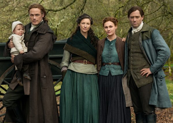 outlander-temporada-5-sophie-skelton-richard-rankin-sam-heughan-caitriona-balfe