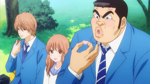 Makoto, Rinko e Takeo desfrutam de deliciosos macarons em uma cena da MY STORY love !! Anime de TV.