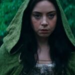 Após o lançamento do 7º episódio de Agatha Desde Sempre, inúmeros fãs começaram a se questionar se Thanos, um dos maiores vilões do universo Marvel, retornaria à franquia. Isso aconteceu após a revelação de que Rio Vidal, interpretada por Aubrey Plaza, seria a Morte, mas a criadora Jac Schaeffer logo negou as teorias. Nas HQs, o Titã Louco é obcecado pela Morte e, para impressioná-la, acabou eliminando mais da metade do universo com a Manopla do Infinito. Em entrevista ao Inverse, Shaeffer foi categórica: o personagem não aparecerá na produção. “O Thanos não está na série, então eu não tenho como falar sobre qualquer conexão com o personagem. Então, fãs do Thanos, não tenho nada a dizer para vocês”.