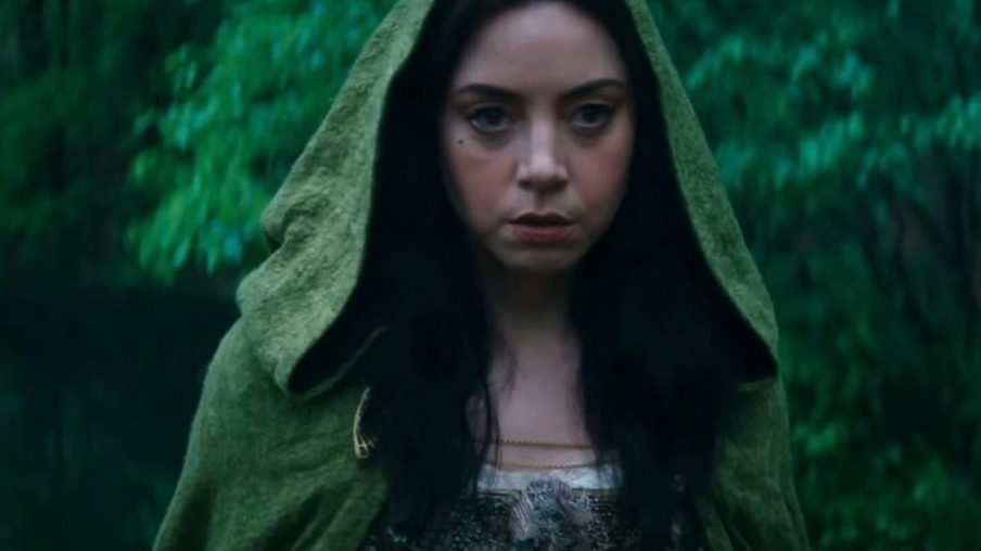 Após o lançamento do 7º episódio de Agatha Desde Sempre, inúmeros fãs começaram a se questionar se Thanos, um dos maiores vilões do universo Marvel, retornaria à franquia. Isso aconteceu após a revelação de que Rio Vidal, interpretada por Aubrey Plaza, seria a Morte, mas a criadora Jac Schaeffer logo negou as teorias. Nas HQs, o Titã Louco é obcecado pela Morte e, para impressioná-la, acabou eliminando mais da metade do universo com a Manopla do Infinito. Em entrevista ao Inverse, Shaeffer foi categórica: o personagem não aparecerá na produção. “O Thanos não está na série, então eu não tenho como falar sobre qualquer conexão com o personagem. Então, fãs do Thanos, não tenho nada a dizer para vocês”.