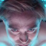 Mickey 17 ganha pôster inédito com "vários" Robert Pattinson