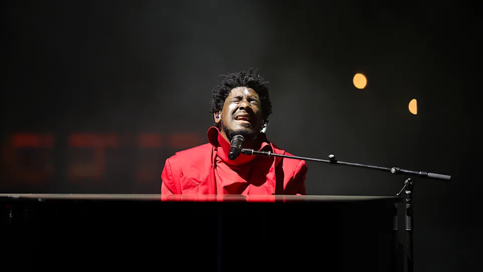 Cena de Euphoria com foco na discussão sobre a trilha sonora após a saída de Labrinth